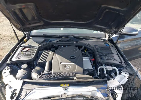 2015 Mercedes-Benz C 300 4Matic z USA, uszkodzony, nr VIN 55SWF4KB6FU034628